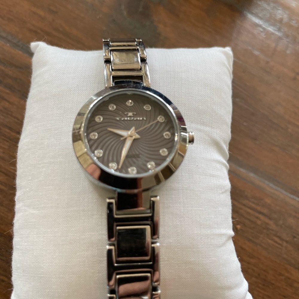 Like new Tauan ladies watch w/chain link bracelet. Black/silver w/crystal stones